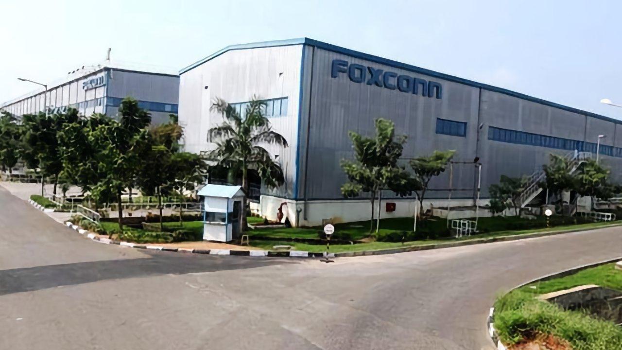 Analyzing the Strategic Shift: Foxconn's Decisions and Implications