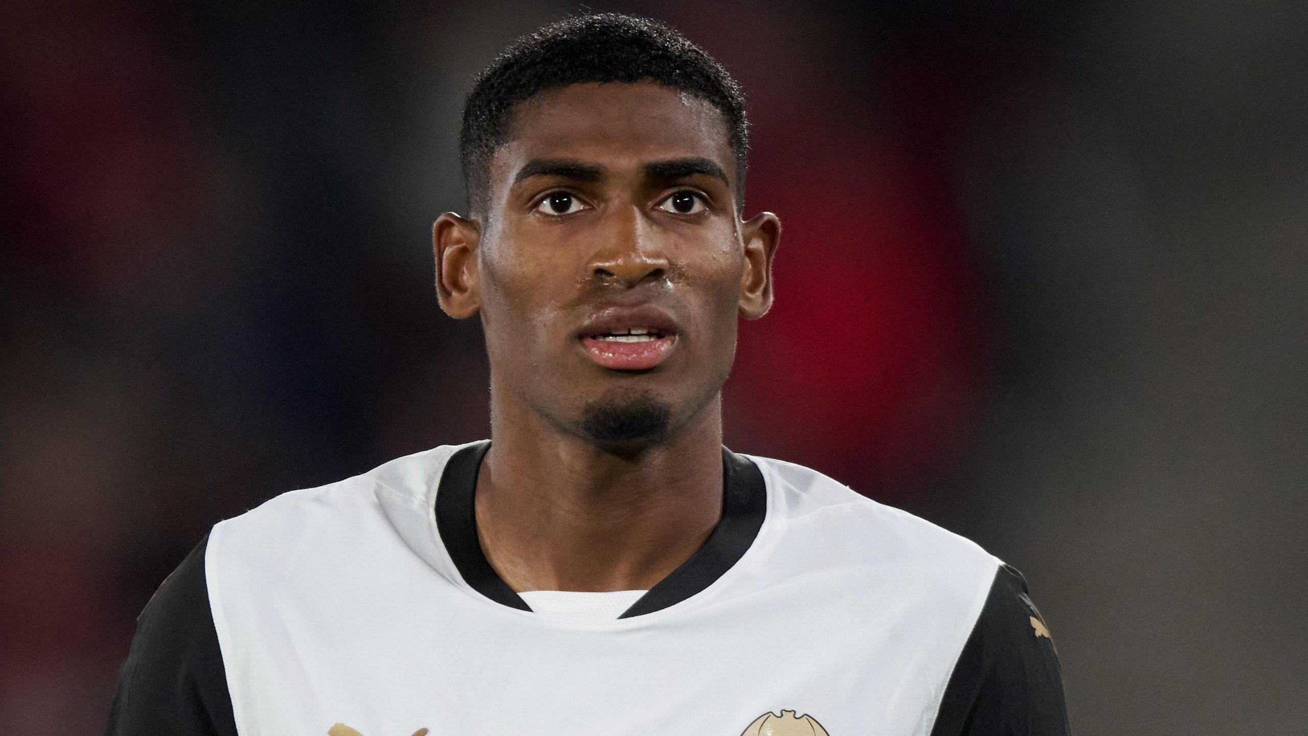 Fan Reactions and Anticipation Surrounding the Tour and Mosquera's Role