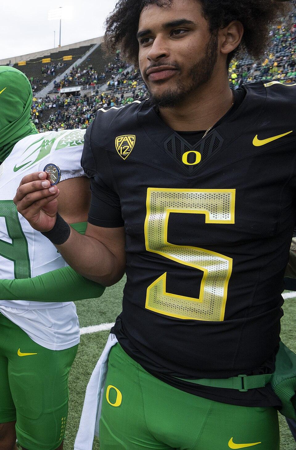 Analyzing the Strengths and Weaknesses of Moore ‍and Simpson as ‍Heisman Candidates