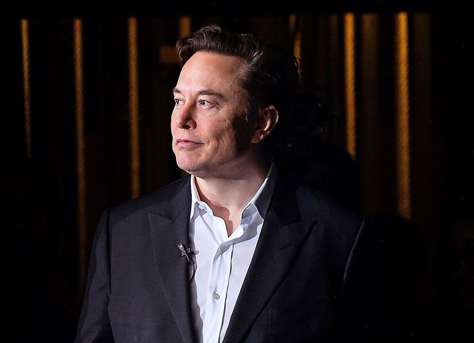 Expert Insights: What Analysts Recommend for Stakeholders Following Musk's Purchase