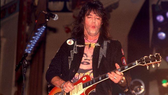 An Emotional Farewell: Audience Reactions and Expectations at the Last Show